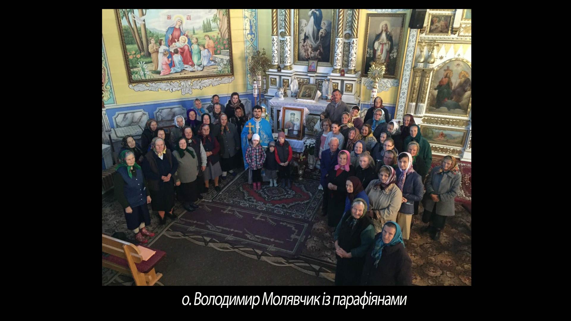 о. Володимир Молявчик із парафіянами