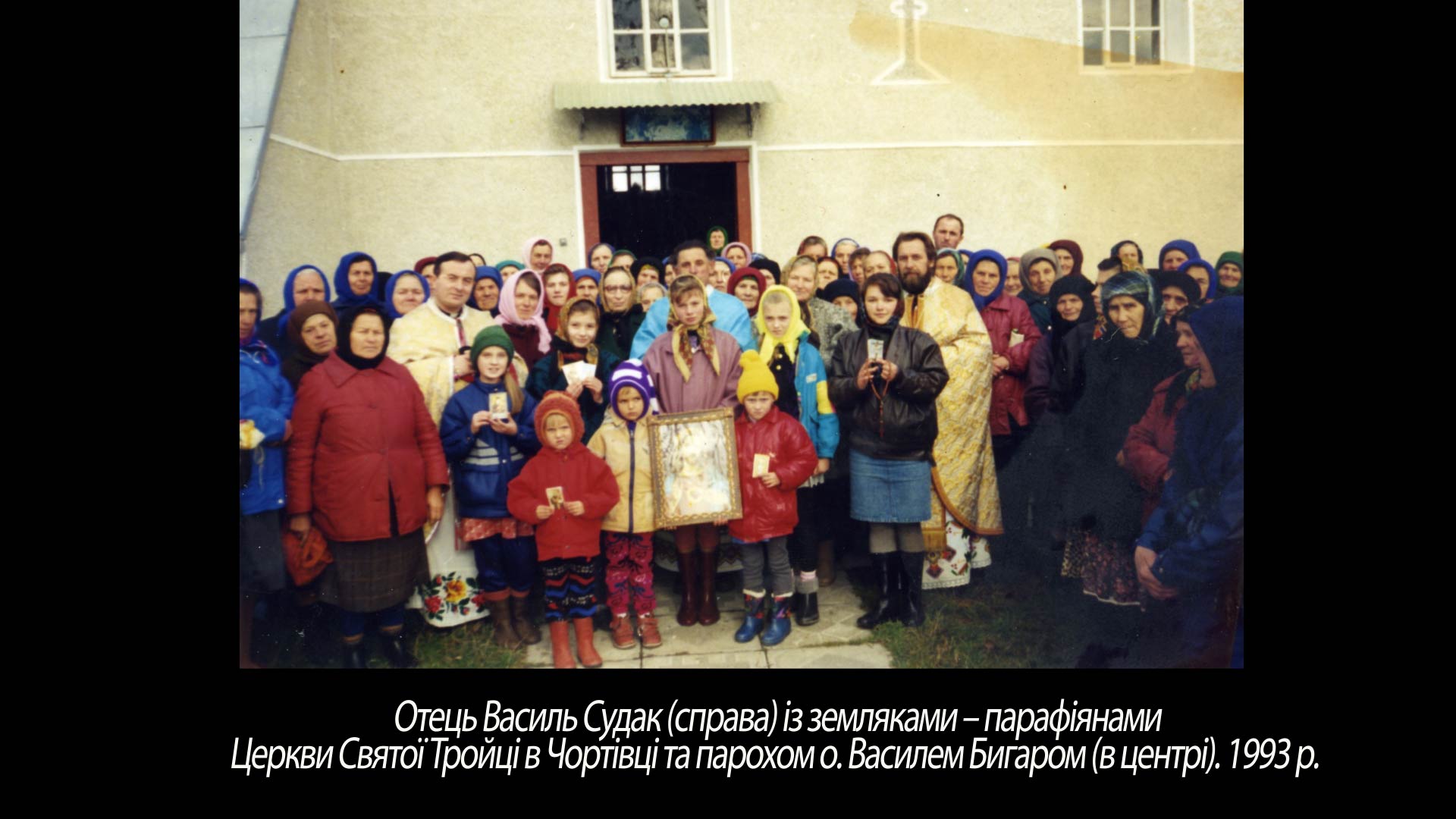 Отець Василь Судак (справа) із земляками – парафіянами Церкви Святої Тройці